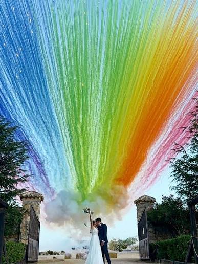 Beso bajo un arcoíris de humo