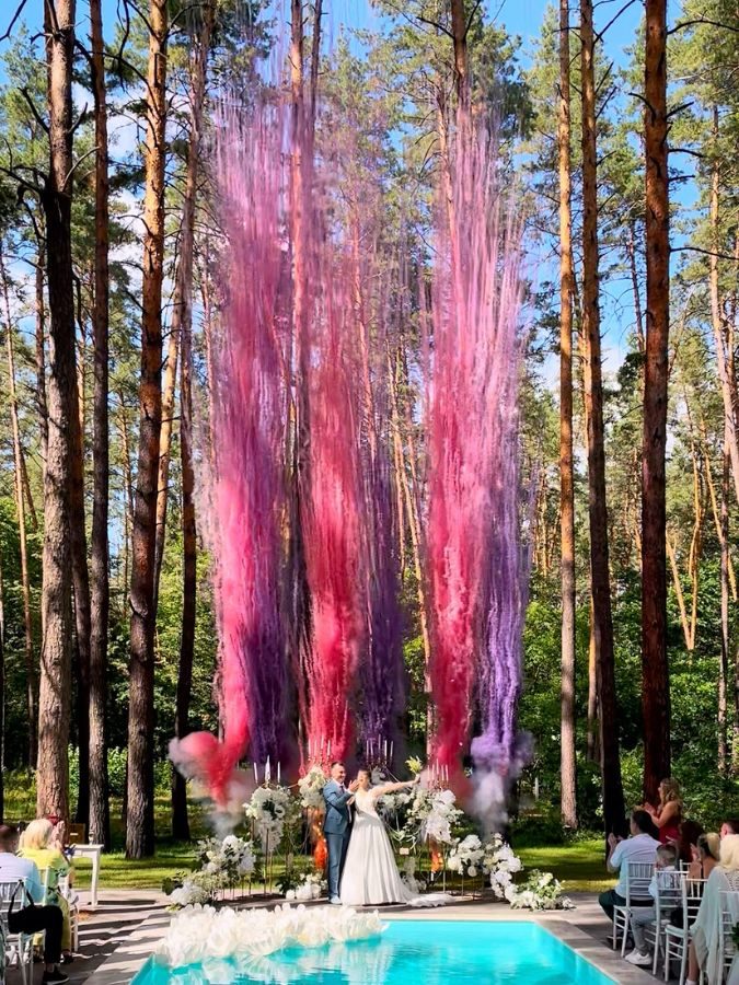 Columnas rosa y lavanda en el bosque